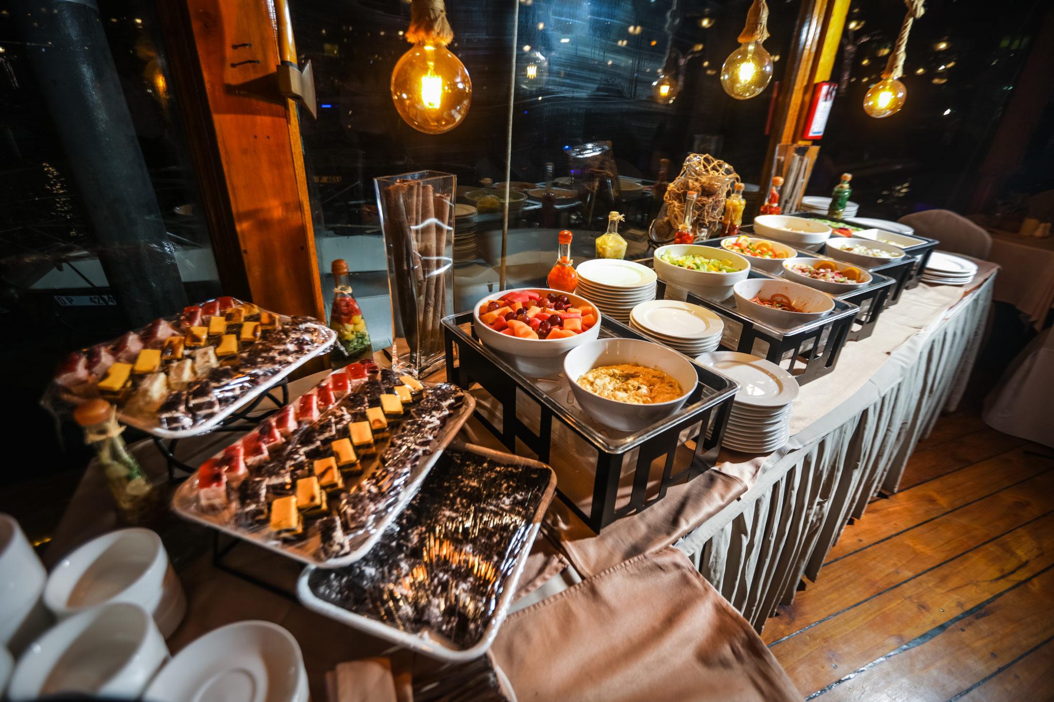 Rustar Dhow Cruise – Traditional Dinner on Dubai Creek