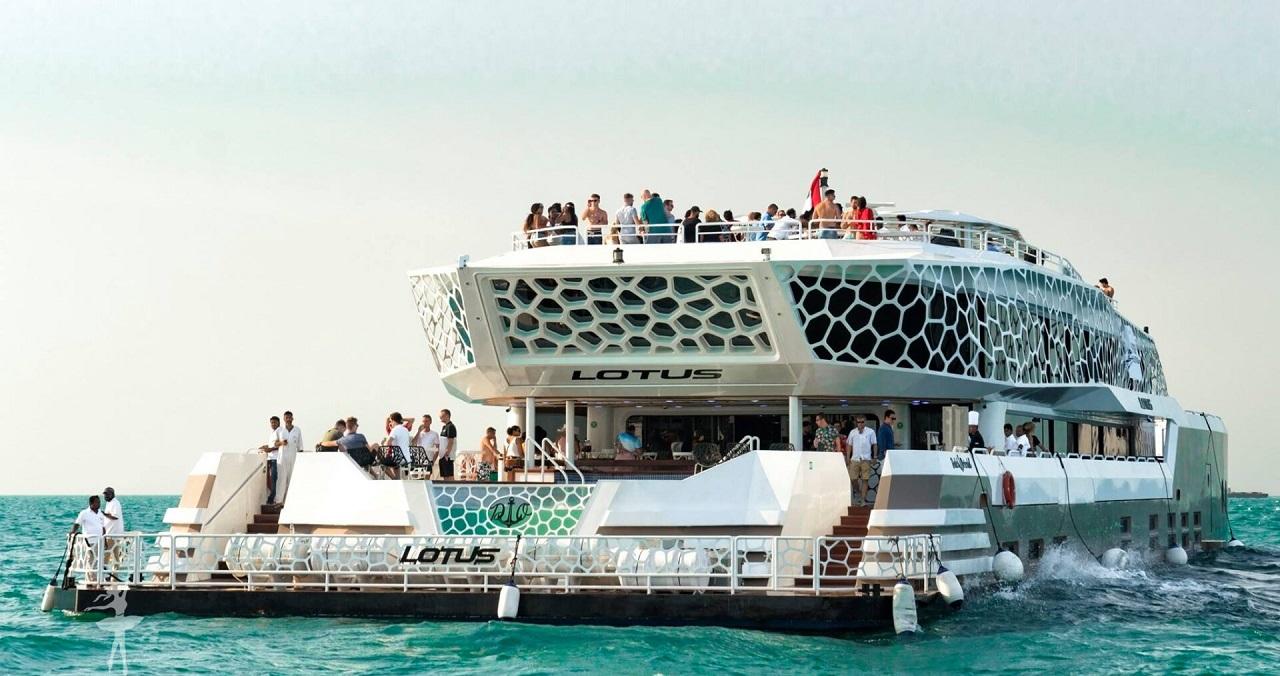 Lotus Royale Cruise with Dinner & Soft Drinks experience in Dubai - Image 5